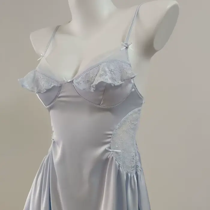 Light Bue chemises de nuit 2025 nouveau pyjama Sexy chemises de nuit pour femmes mince dentelle creuse glace soie plis mince mince bretelles chemise de nuit