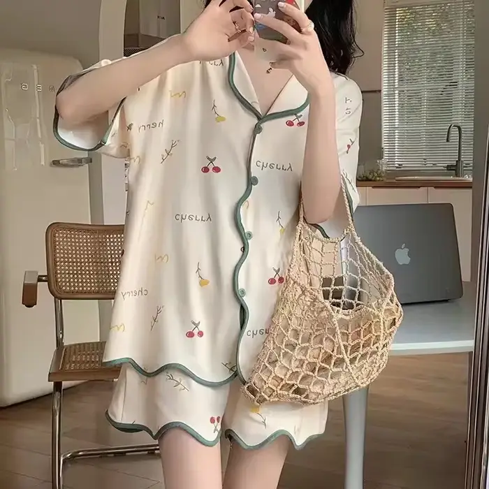 Letné pyžamo s krátkym rukávom pre mladé ženy
