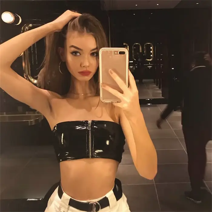 Sexy krátke tielko z lesklej umelej kože PU s čiernym zipsom