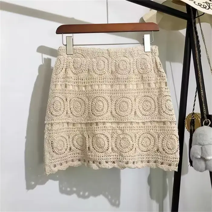 Dámska háčkovaná mini sukňa s dierkovaným vzorom
