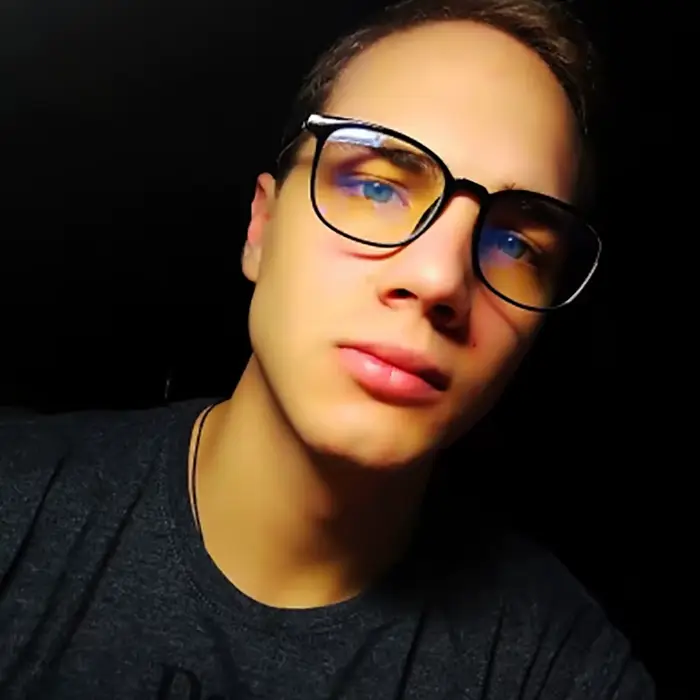 Priehľadné hranaté počítačové okuliare