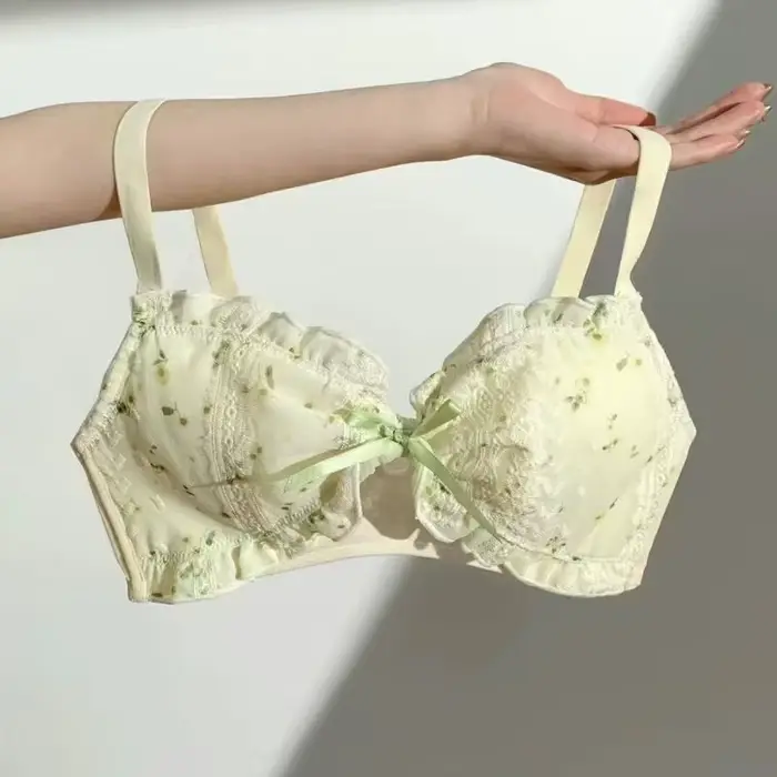 Dámska podprsenka pre malé prsia s naberaním