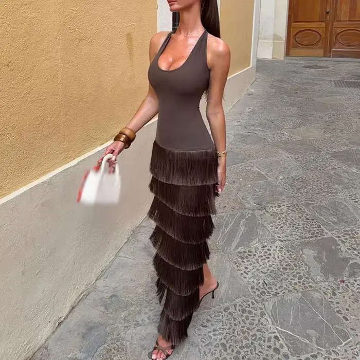 Elegantná zlatá dlhá šaty s odhaleným chrbtom