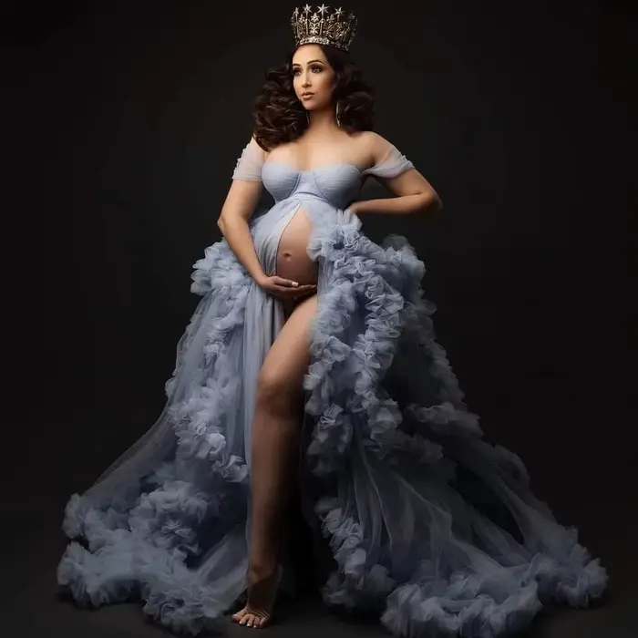 Robe tutu de maternité pour séance photo – Tissu en tulle transparent avec fente haute sur le devant, détails à volants et silhouette fluide.Lingerie