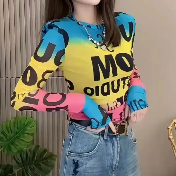 T-shirt slim aux couleurs contrastées pour femmes, style décontracté, mode koreenne, lettre imprimée, pompon décoratif, ajustement parfait, été 2024