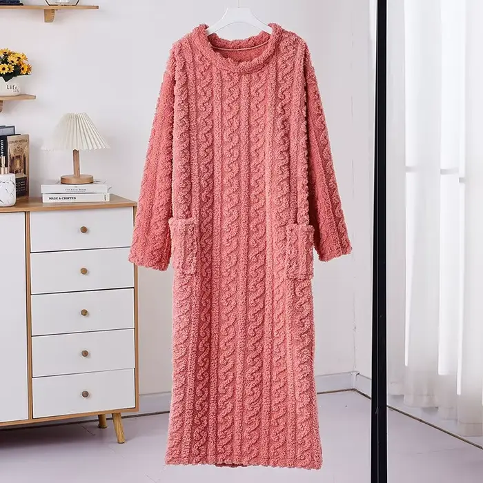 Dámske Coral Fleece Jacquard nočná košeľa, teplé a voľné domáce oblečenie, Fleece a hrubé lemované, stredne dlhé pyžamo vo flaneli