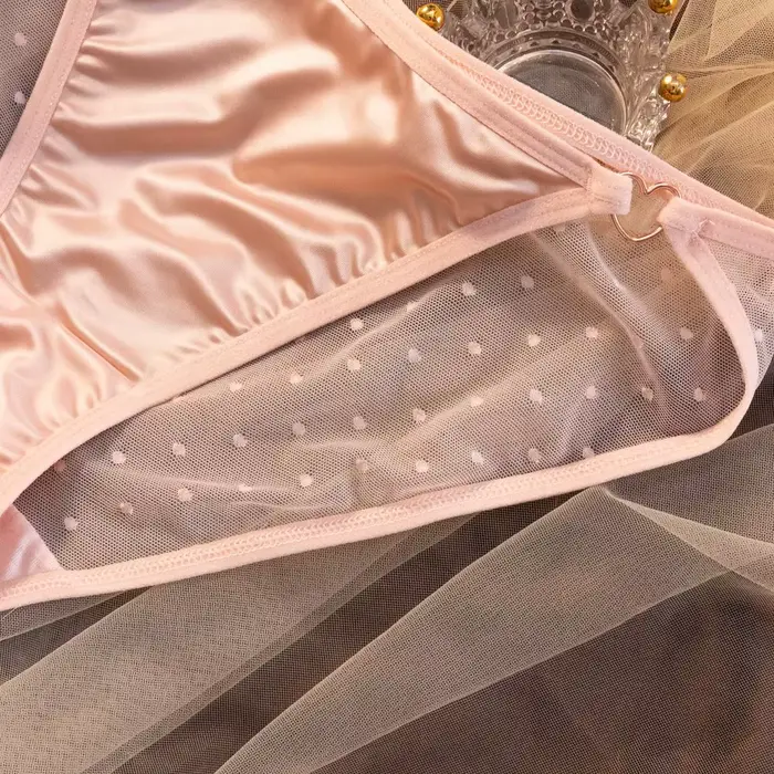 Dámske bodkované nohavičky s čipkou
