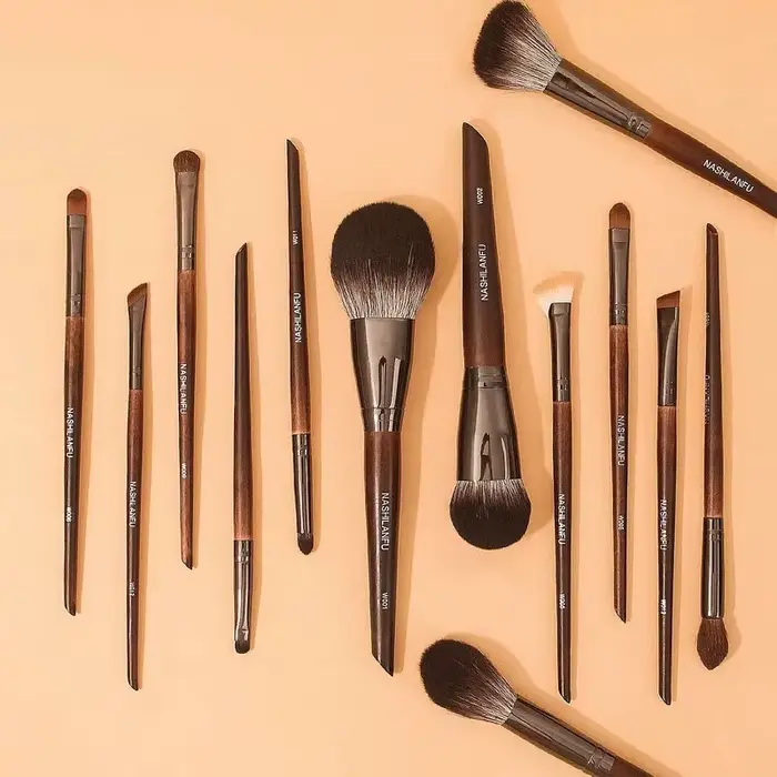 Ensemble de pinceaux de maquillage en fourrure d'animal de qualité supérieure, manche en bois, fard 