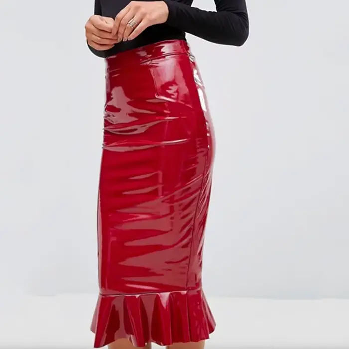 Stredne dlhá sukňa s volánmi z imitácie latexu pre ženy