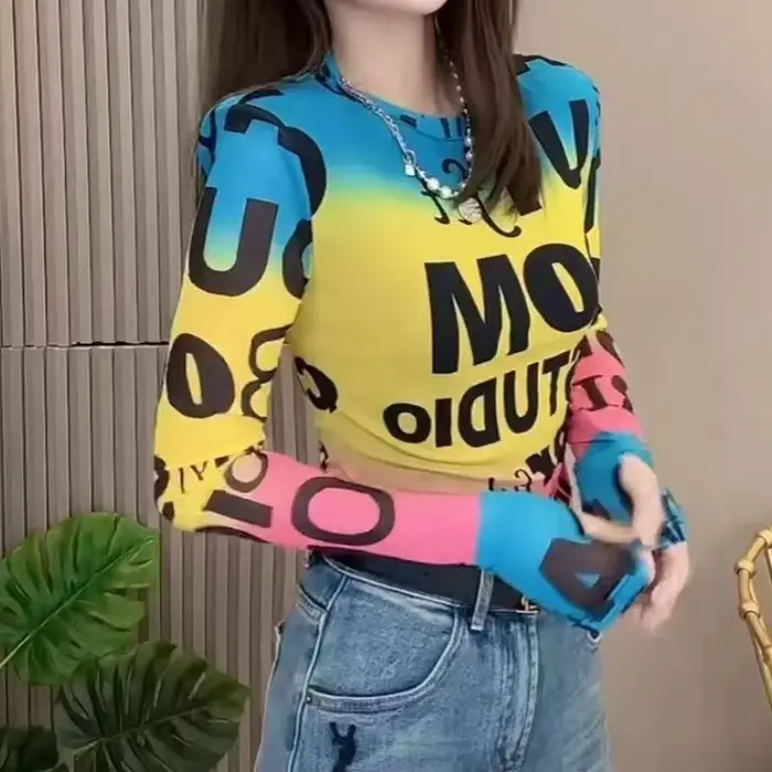 T-shirt slim aux couleurs contrastées pour femmes, style décontracté, mode koreenne, lettre imprimée, pompon décoratif, ajustement parfait, été 2024