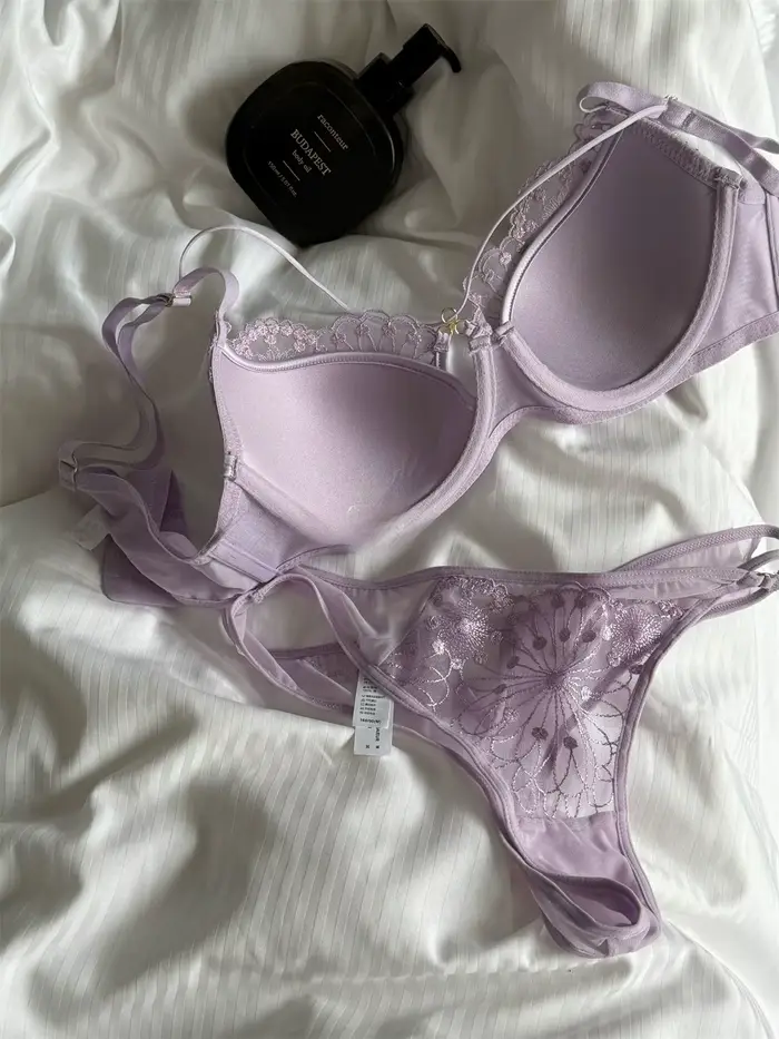 Lingerie de niche violette élégante soutien-gorge brillant anti-affaissement avec dentelle pour femmes grandes tailles occasions spéciales