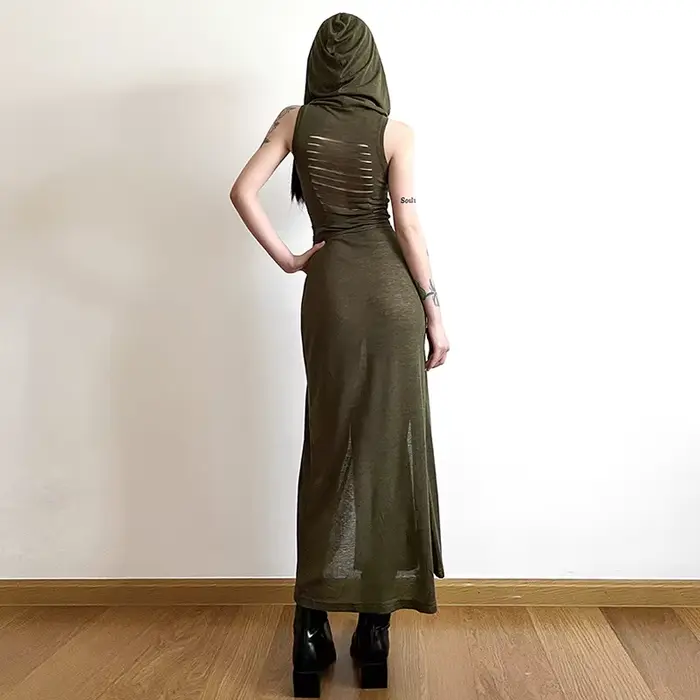 Dámske dlhé šaty s kapucňou a rozparkom