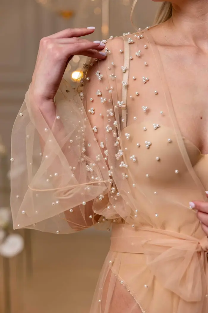 Elegantná hodvábna dámska nočná košeľa s perlovými detailmi pre nezabudnuteľné noci spánku a materské a svadobné fotografie pri špeciálnych príležitostiach