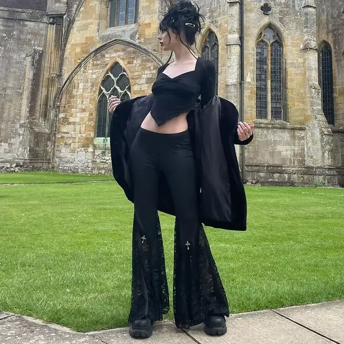 Goth – čierne rozšírené nohavice z čipky