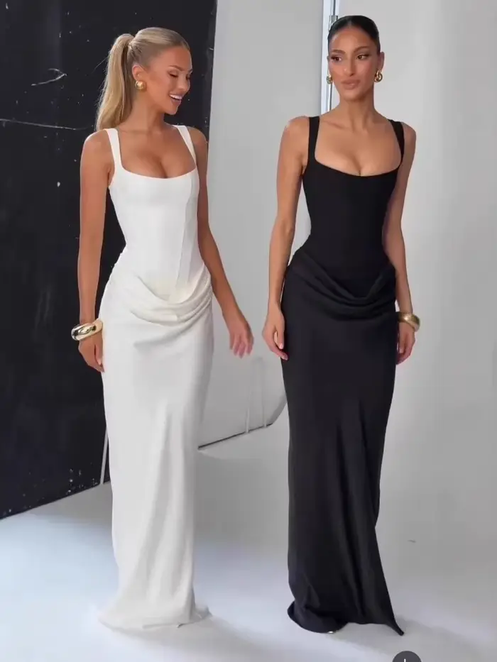 Sexy biele obtiahnuté šaty s korzetom
