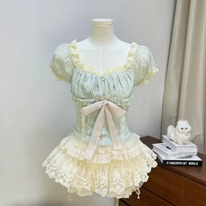 Ensemble 2 pièces en dentelle Coquette française pour femme : Crop top froncé et mini-jupe à volants