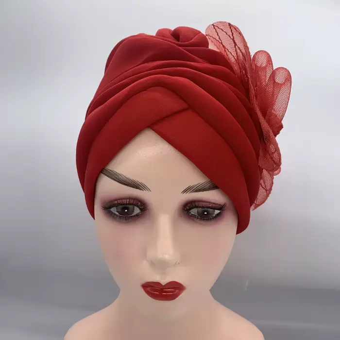 Dámske turbany s pierkovými kvetmi