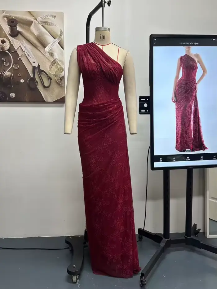 Elegantné dlhé bordó čipkované šaty na jedno rameno pre ženy – Drapované večerné