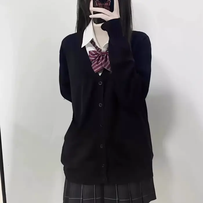Jednofarebný pletený sveter s výstrihom do V v japonskom štýle