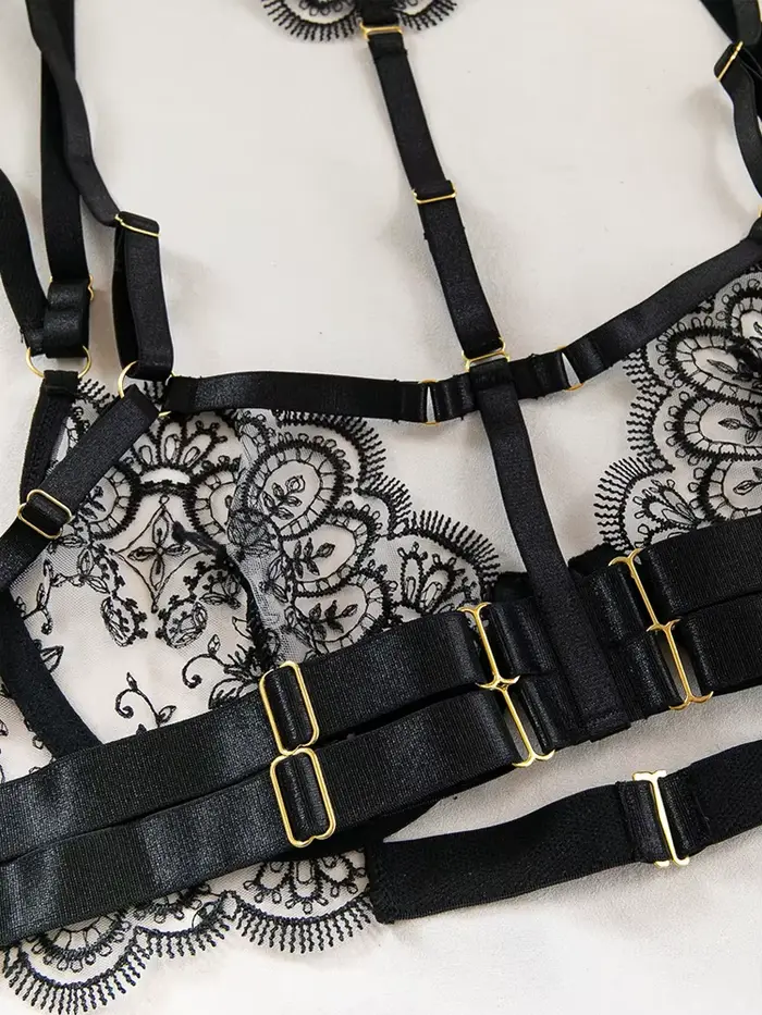 Ensemble de lingerie sculptante cinq pièces Belamimi en dentelle pour femmes avec soutien-gorge plongeur et culotte brodée occasions spéciales et quotidiennes