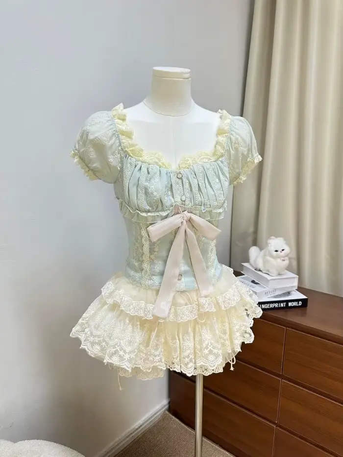 Set 2 kusy v čipky francúzskej kokety pre ženy: Crop top a mini sukne s volánikmi s vysokým pásom, slim fit, elegantné pre večer a dátum