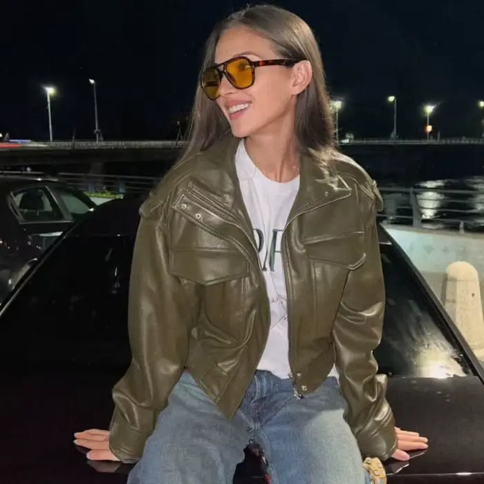 Dámska zelená kožená bunda, streetwear štýl, jesenná a zimná sezóna, odolná voči poveternostným vplyvom, dekoratívne tlačidlo, všestranné a pohodlné