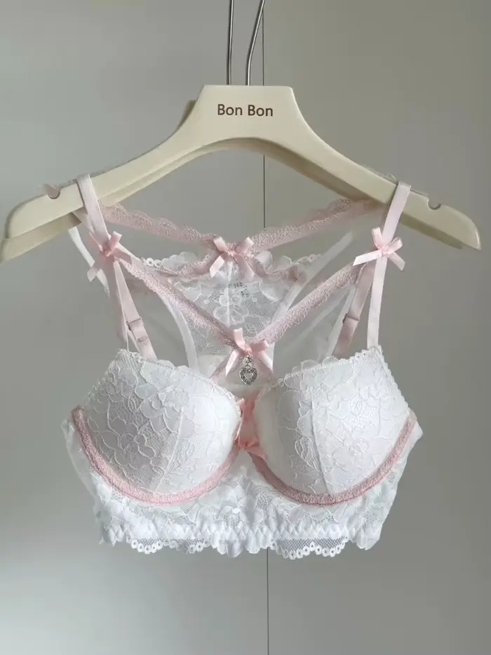Fialová sexy spodná bielizeň s push-up podprsenkou s popruhmi pre malé prsia, háčkované šálky s prekríženými rámami, ideálne pre dámske večierky