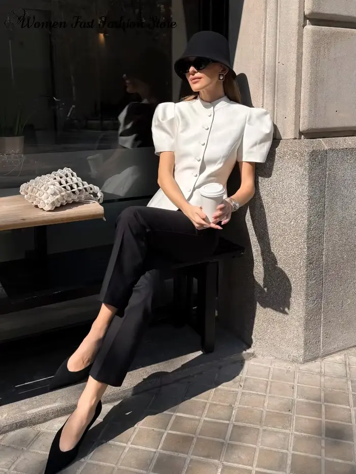 Elegantný kabát s krátkymi rukávmi a jednoduchým zapínaním pre ženy