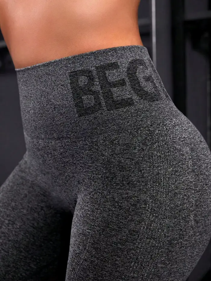 Bezšvové joggingové nohavice s broskyňovým písmom