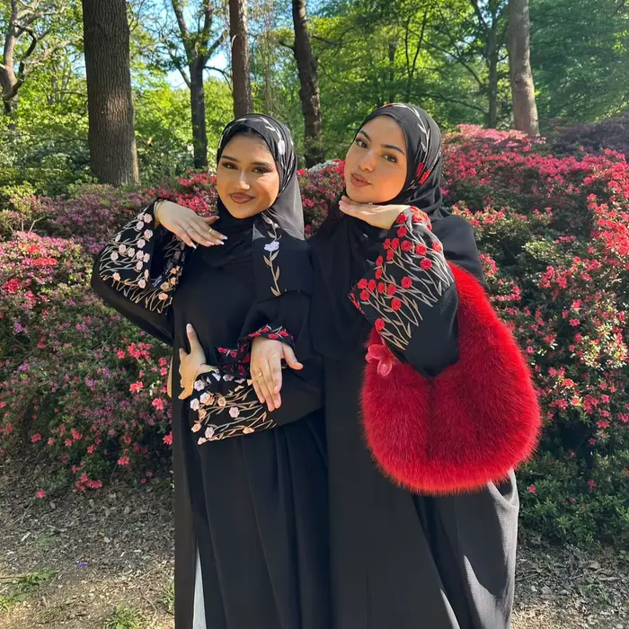 Vêtements islamiques broderie de fleurs noires Abayas pour femmes Cardigan de dubaï musulman saoudie