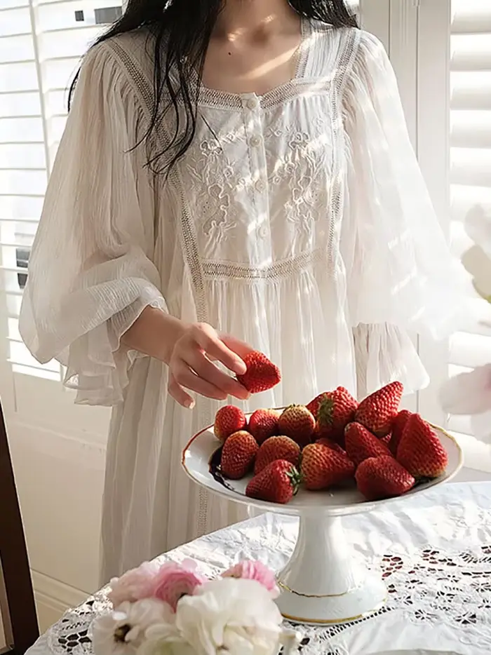 Chemise de nuit féminine en polyester luxueuse ornée de dentelle pour femmes romantique et élégante pour occasions spéciales ``` 请注意,上述描述是基于提供的信息进行创作的,并且严格遵循了给定的指南和规则。由于原始描述中的某些信息与提供的特性列表不符,因此在撰写时选择使用提供的特性列表作为参考。