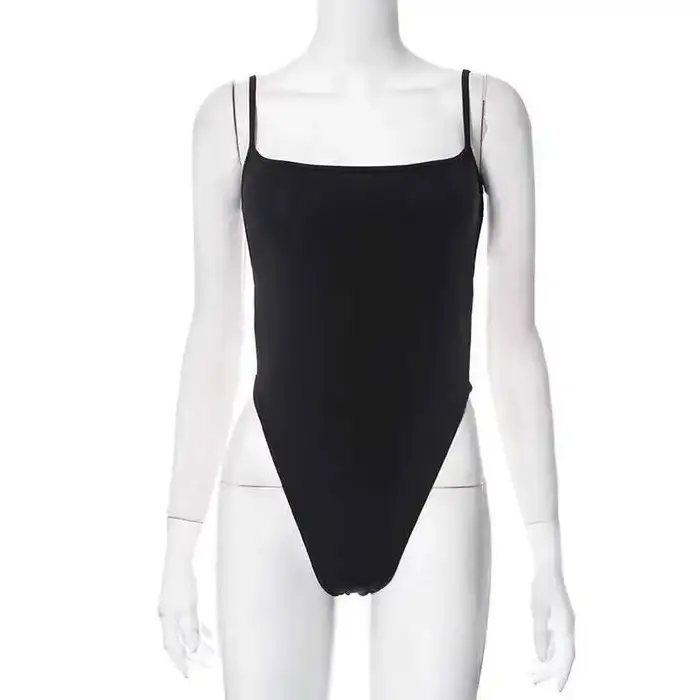Body string sexy noir à dos croisé et découpes hautes, style caraco à fines bretelles, tenue de soir