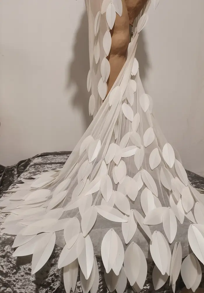 Elegantné priesvitné šaty z tylu bez ramienok s trblietavými perlami pre ženy