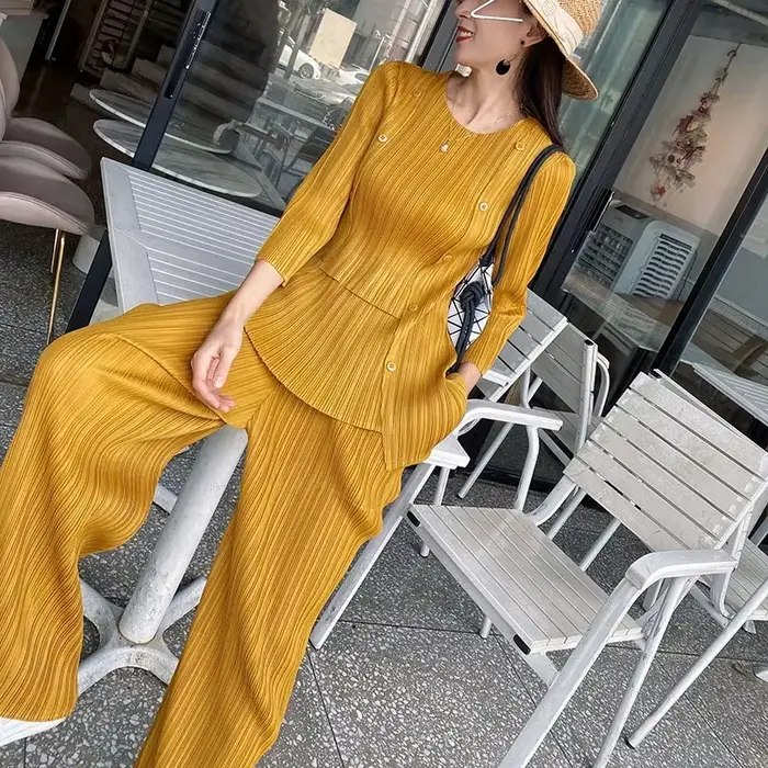 2025 femmes nouveau loisirs pli deux pièces ensemble haut de gamme Femme col rond Pantalon droit été