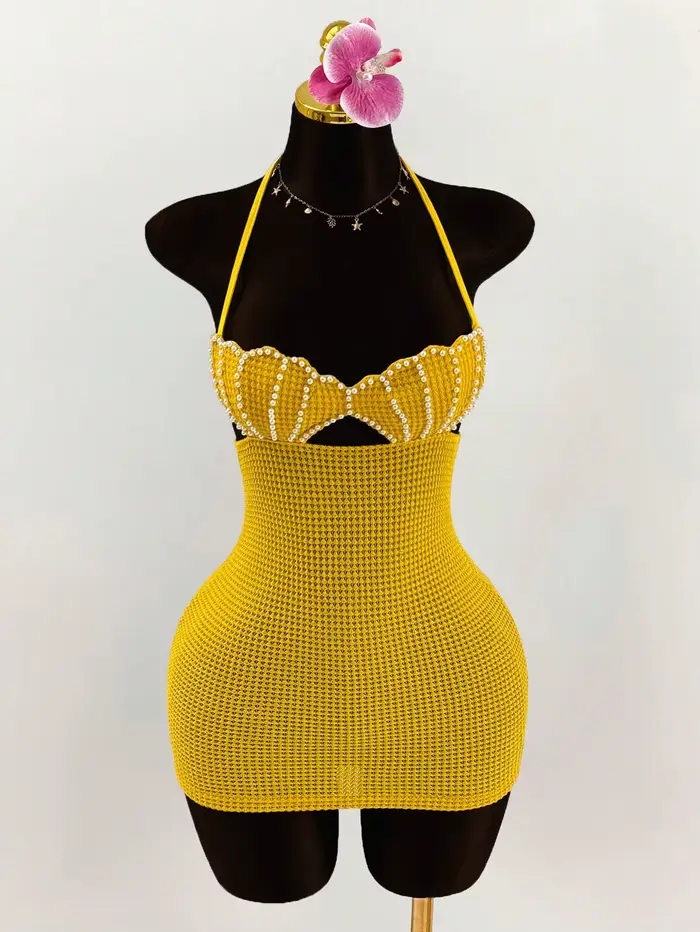 Robe mini moulante dos nu en crochet style bikini, ornée de perles et de coquillages