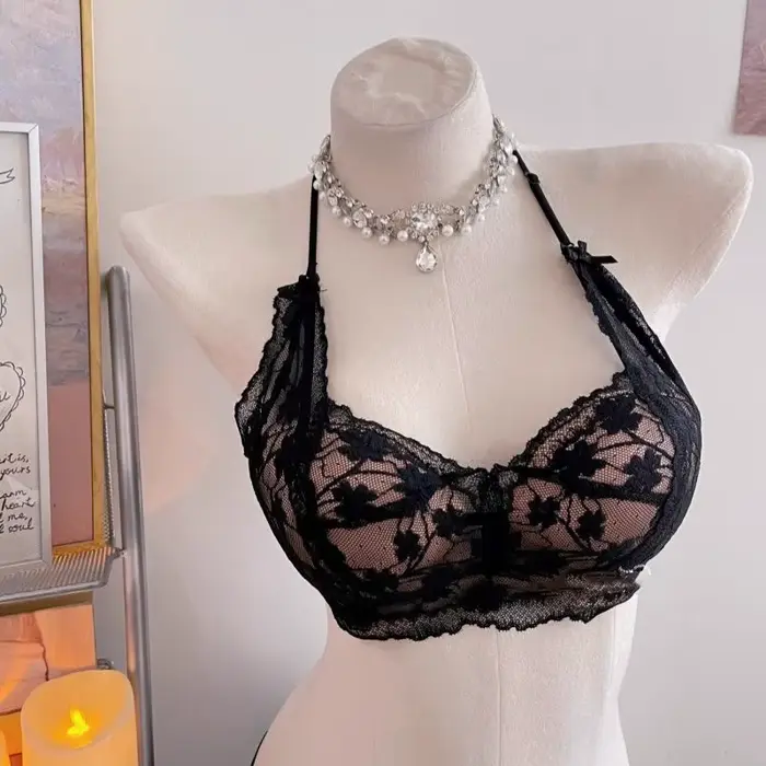 Čipkovaná sexy bielizeň odhaľujúca krk a ramená s naberaným vrchom podopierajúcim podprsenku