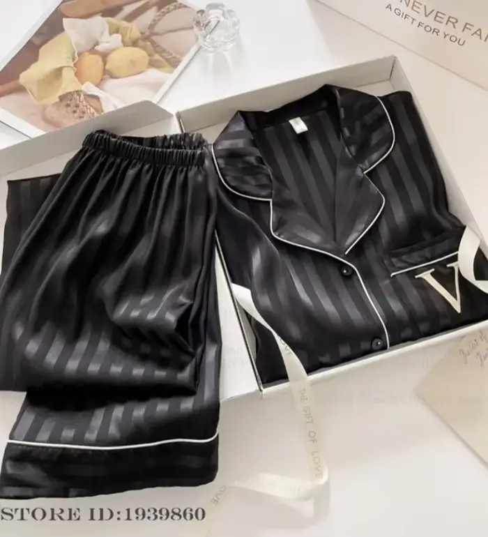 Sexy a ležérne dámske pyžamo z polyesteru a hodvábu pre špeciálne príležitosti a štýlové nočné oblečenie