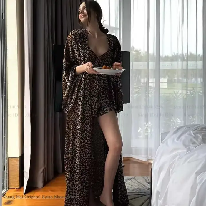 Ensemble de pyjamas léopard en polyester élégant pour femmes, vêtements de nuit et loungewear, idéal pour le printemps, l'été, l'automne et l'hiver, avec une touche de féminité et de confort