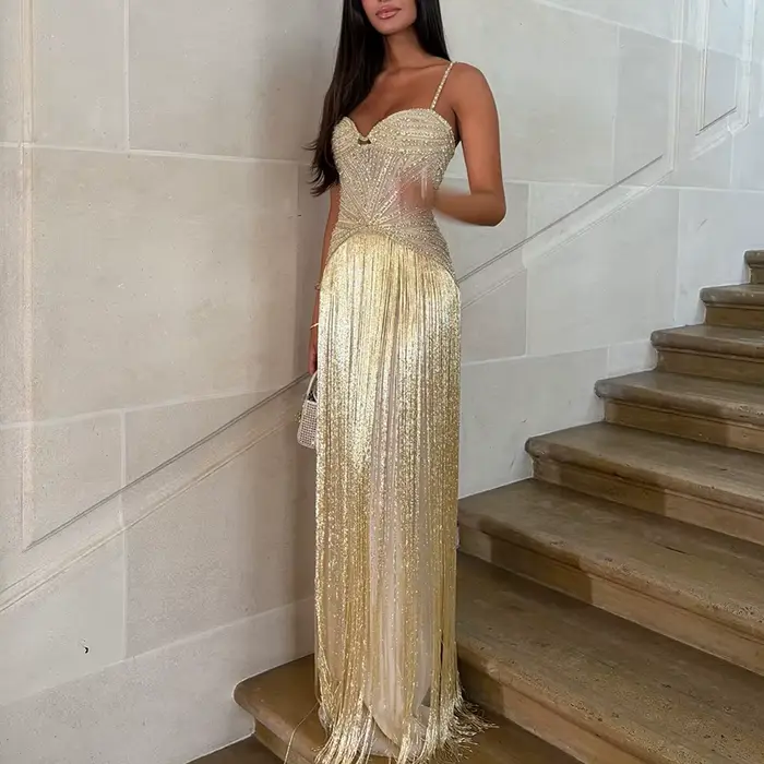 Sexy bezramienková šaty s trásňami