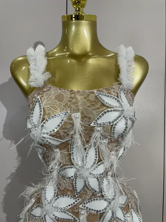 Sexy trblietavé diamantové kvety perie biele priesvitné šaty krátke na večierok ples oslavu narodenín