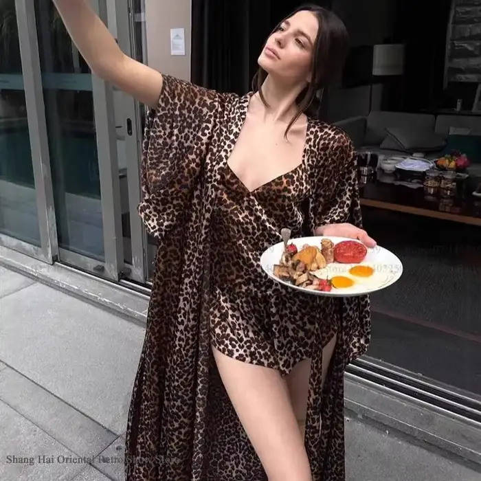Ensemble de pyjamas léopard en polyester élégant pour femmes, vêtements de nuit et loungewear, idéal pour le printemps, l'été, l'automne et l'hiver, avec une touche de féminité et de confort