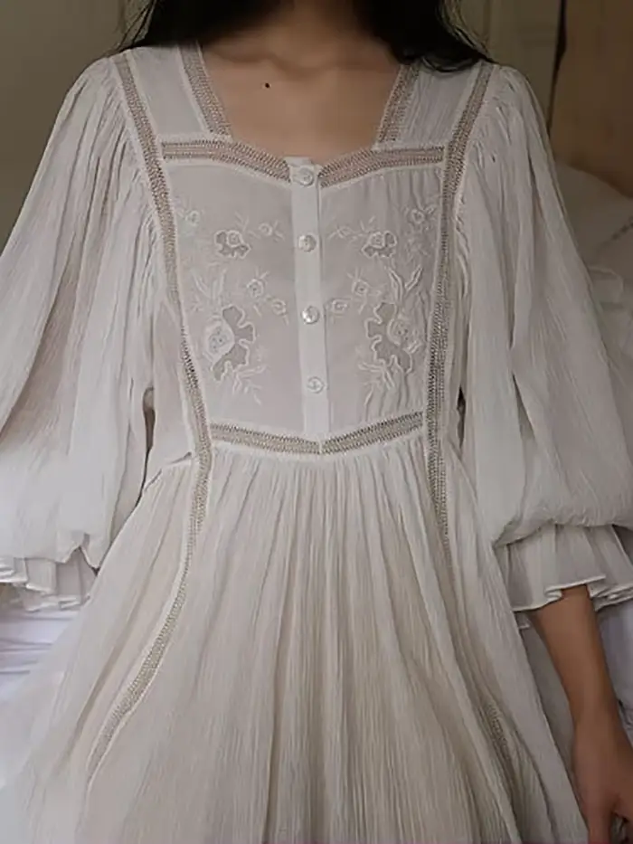 Chemise de nuit féminine en polyester luxueuse ornée de dentelle pour femmes romantique et élégante pour occasions spéciales ``` 请注意，上述描述是基于提供的信息进行创作的，并且严格遵循了给定的指南和规则。由于原始描述中的某些信息与提供的特性列表不符，因此在撰写时选择使用提供的特性列表作为参考。