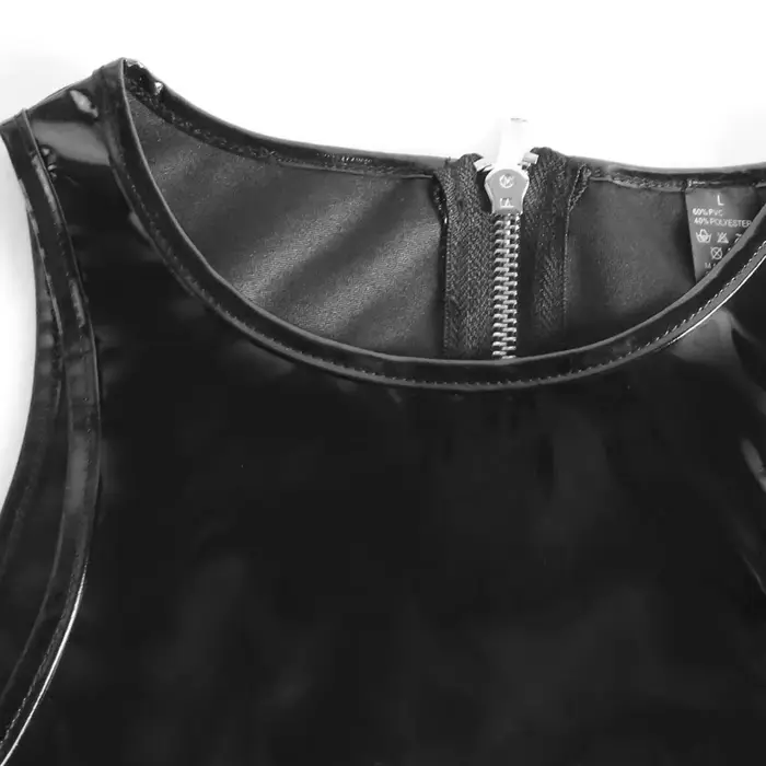 Štýlové dámske faux latex top z s lesklými zipsami pre špeciálne príležitosti a klubové výlety
