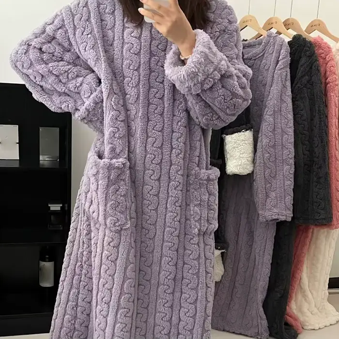 Koralová zamatová nočná košeľa pre ženy zimná mäkká elegancia vybavená komfortom, ktorá ponúka špeciálne príležitosti