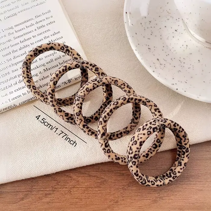Elastická gumička do vlasov s leopardím vzorom