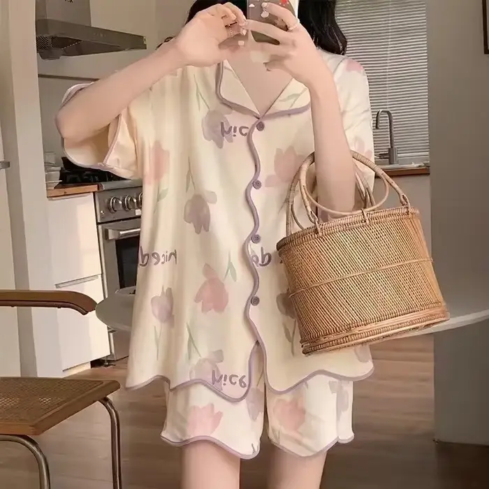 Letné pyžamo s krátkym rukávom pre mladé ženy