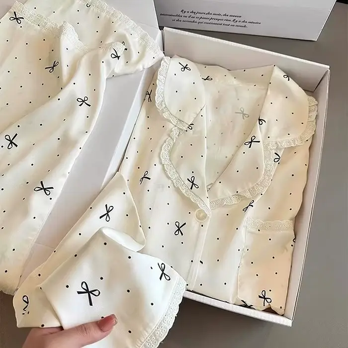 Pyjama pantalon à manches longues, Chic, d'inspiration française, haute couture, esthétique, Instagram, adorné par nœud, en soie glacée, garnis de dentelle