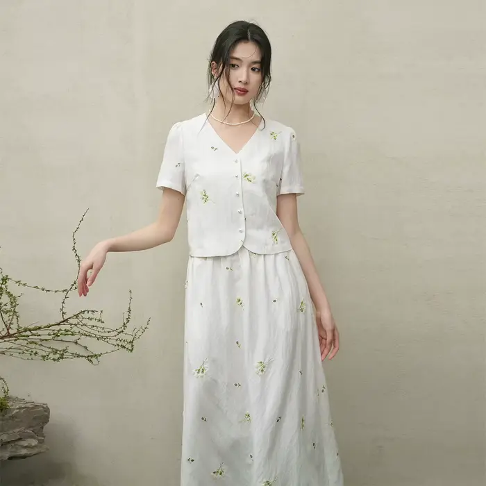 Ensemble deux pièces brodé floral SENTUBILA pour femme, haut court à col en V avec boutons nacrés et
