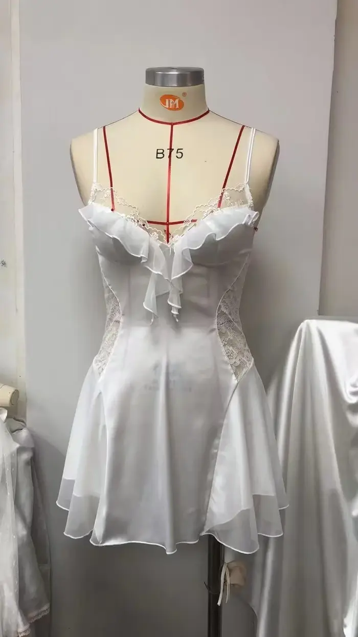 Chemise de nuit en polyester et dentelle bleu clair sexy sans manches pour femmes, pour les nuits chaudes et les soirées romantiques