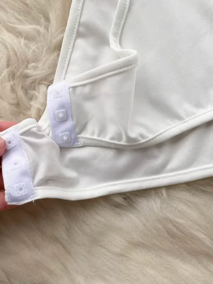 Dámske body leto 2025 jeseň Ins čipka dutá spájaná šnurovanie výstrih do V odhalené ramená lampiónové rukávy Sexy Club
